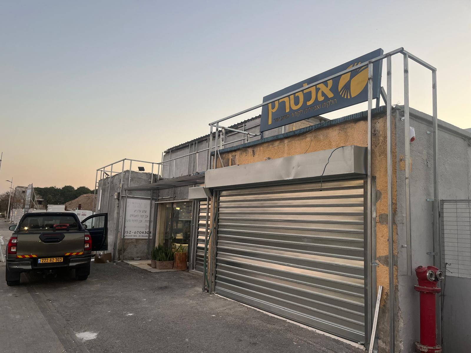 חזית מבנה מסחרי בבנייה קלה